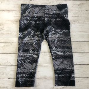 THE NORTH FACE Motus Women’s Black/Grey Reptil Print Capri Length Legging Sz M